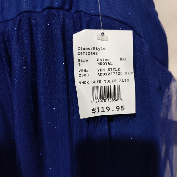 GORGEOUS V-neck Glitter Tulle Ball gown! - Picture 5 of 9